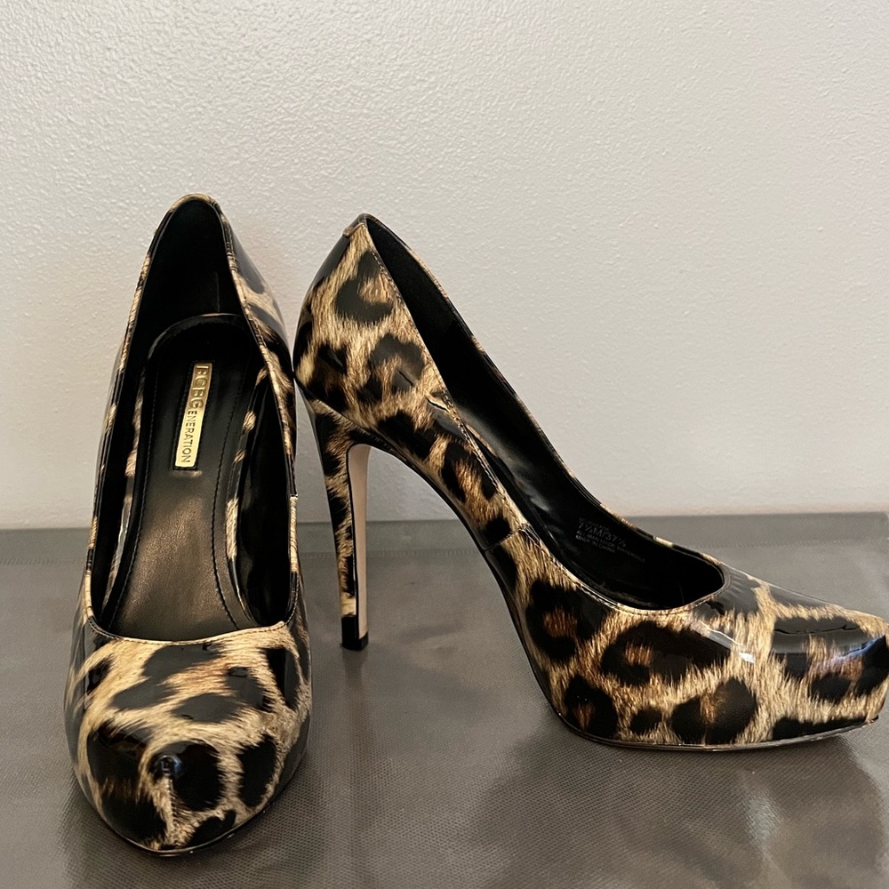 BCBGeneration LEOPARD PRINT PUMPS